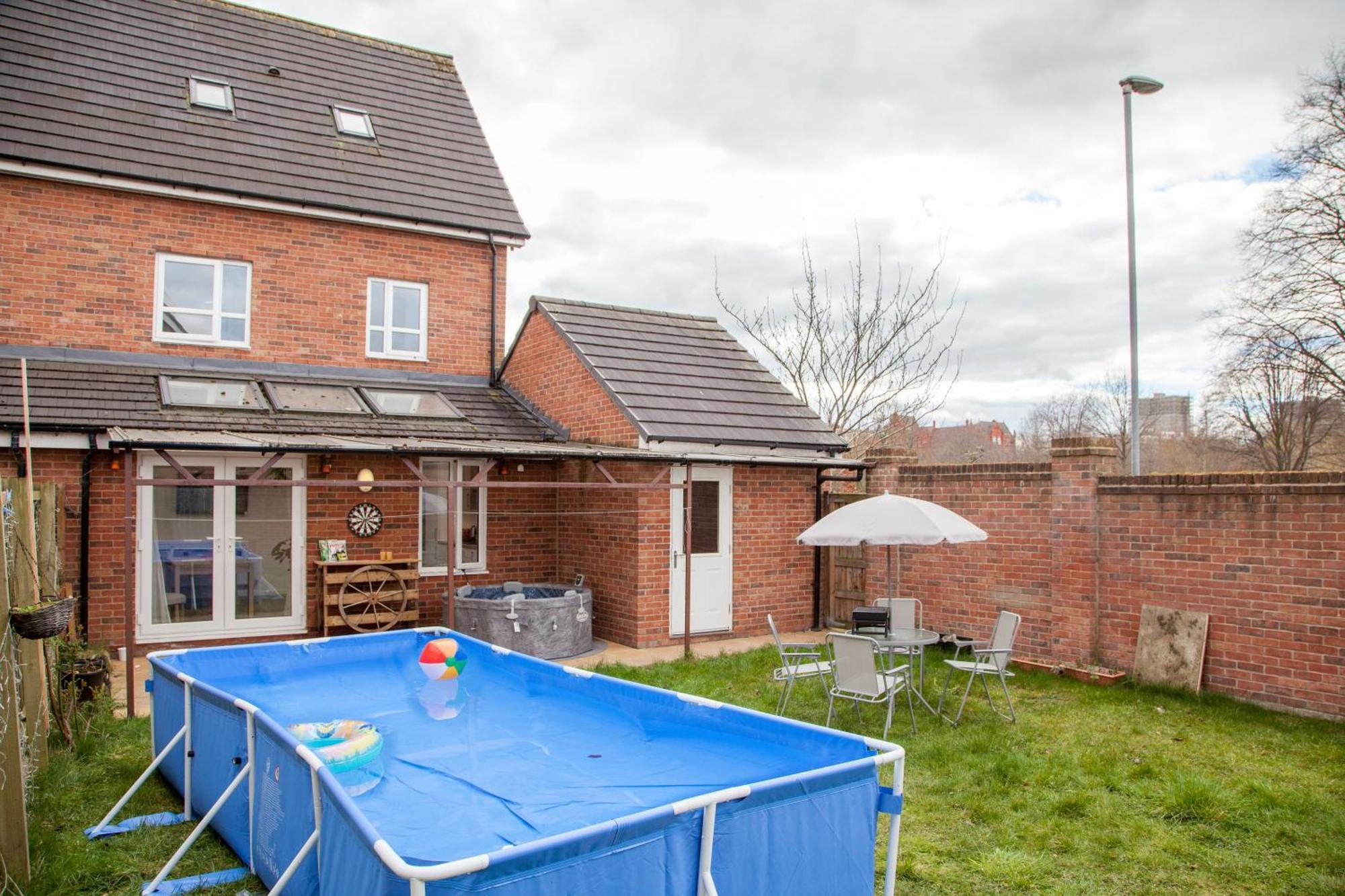 Holiday home Luxe Stays-sleeps 9-hot Tub-pool *