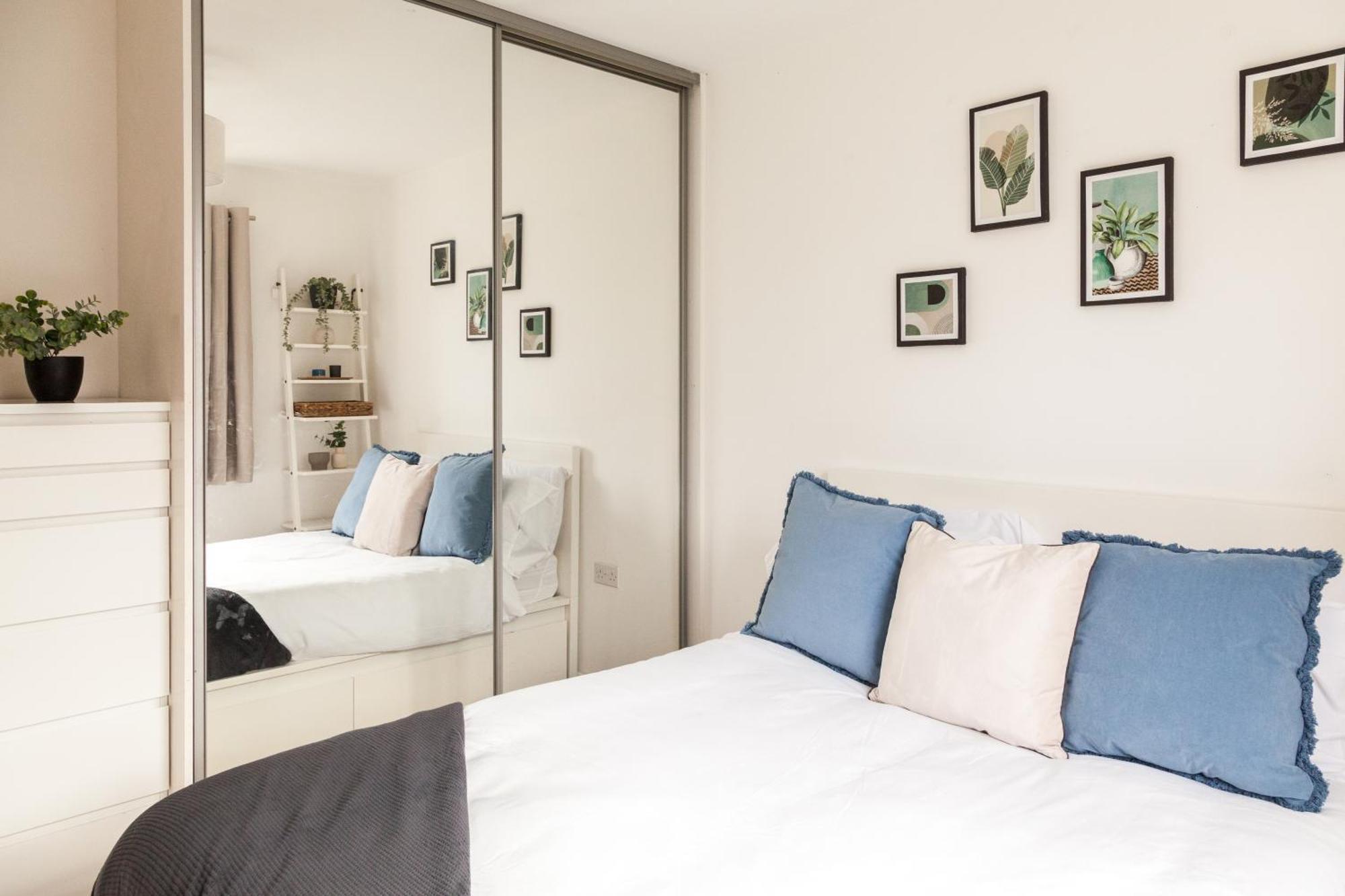 Luxe Stays-sleeps 9-hot Tub-pool Holiday home Manchester