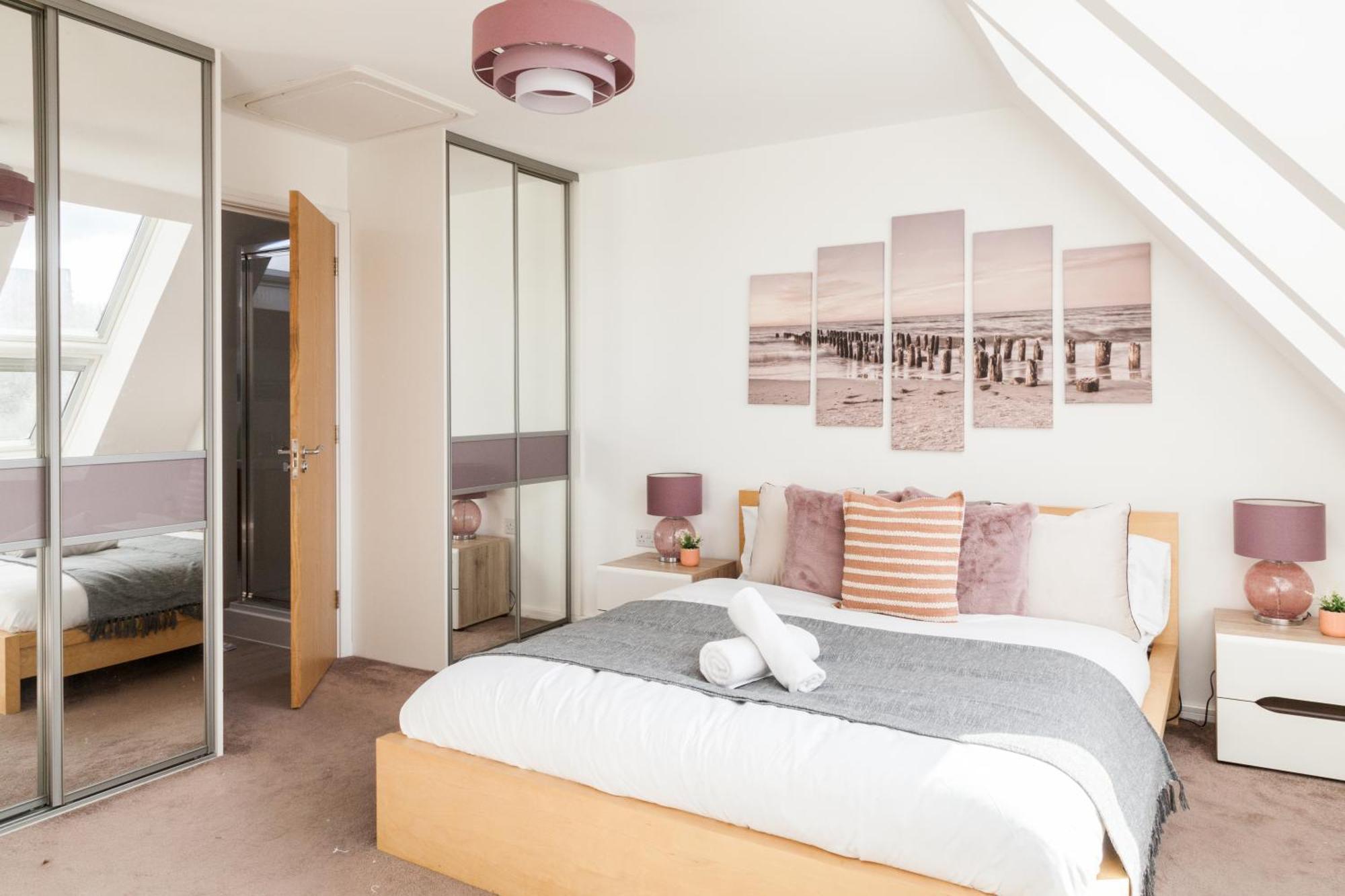 Holiday home Luxe Stays-sleeps 9-hot Tub-pool Manchester