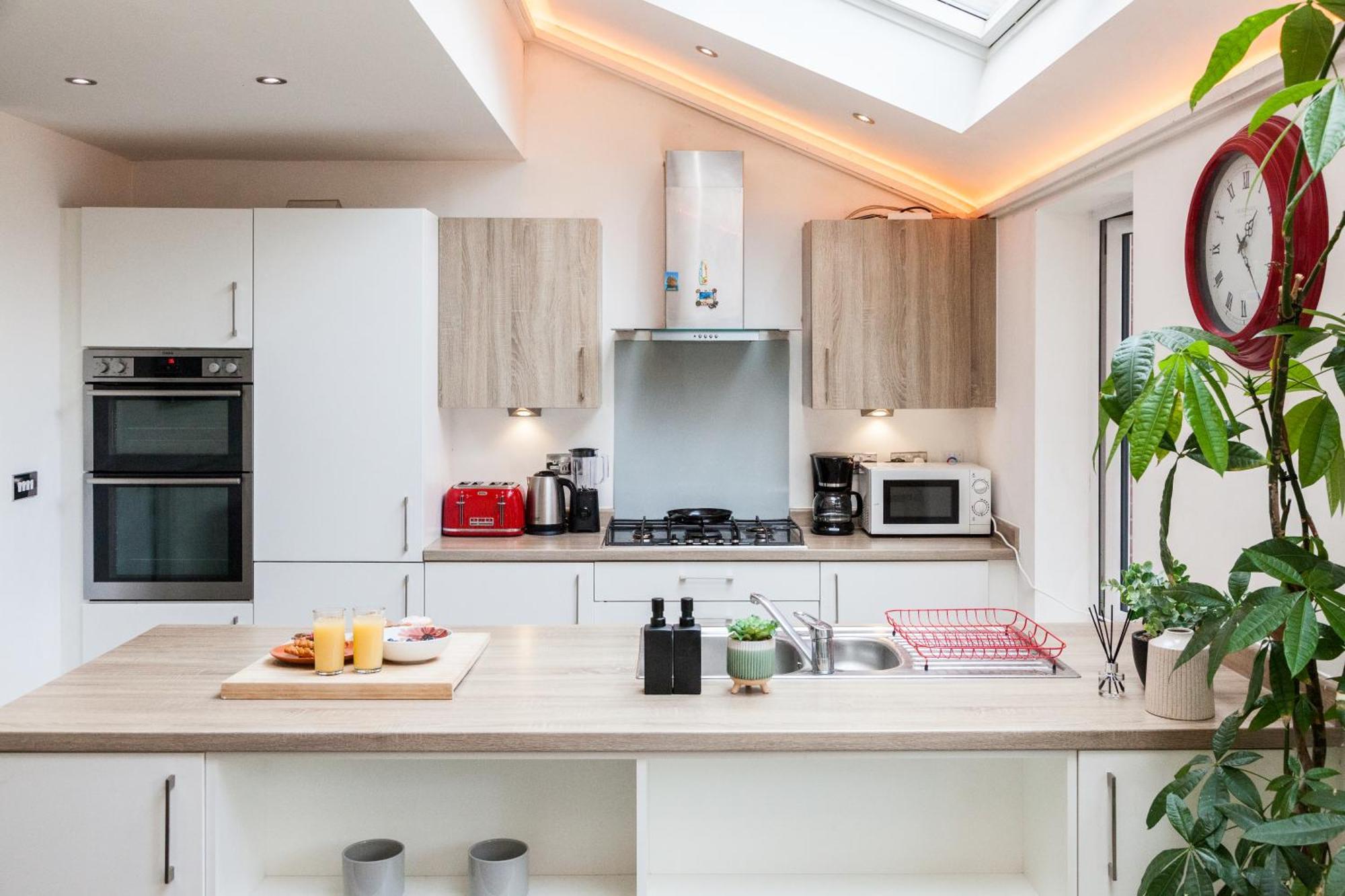 Luxe Stays-sleeps 9-hot Tub-pool Holiday home *