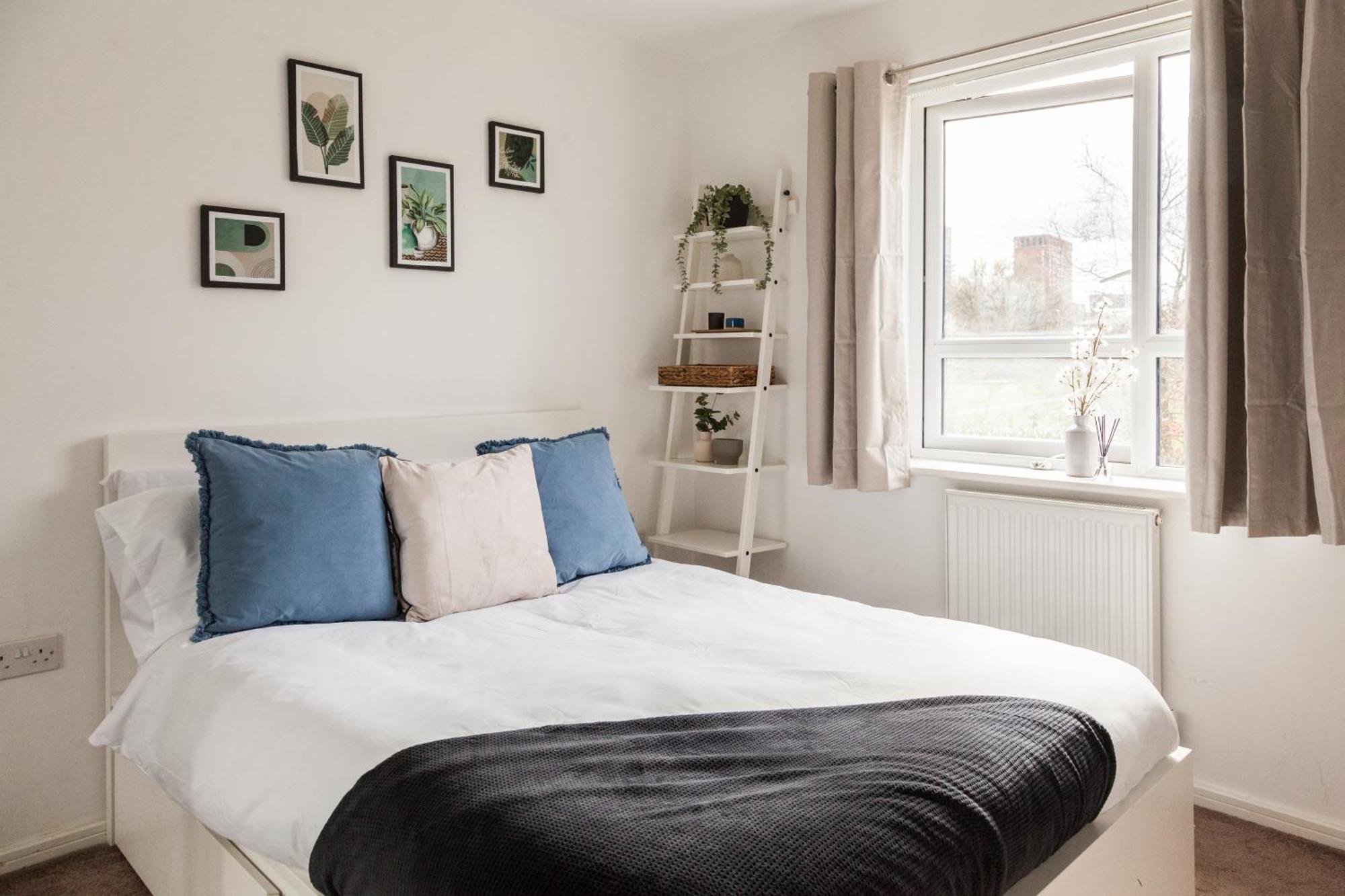 Luxe Stays-sleeps 9-hot Tub-pool * Manchester