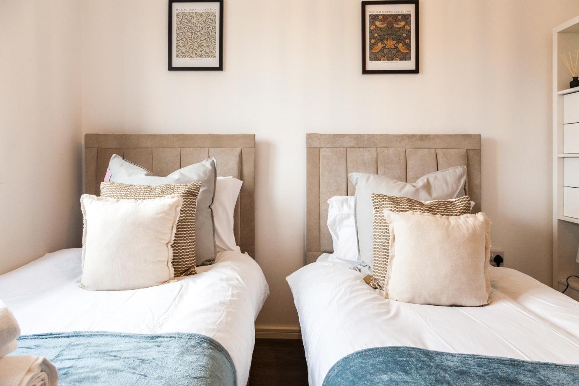 Luxe Stays-sleeps 9-hot Tub-pool Holiday home *