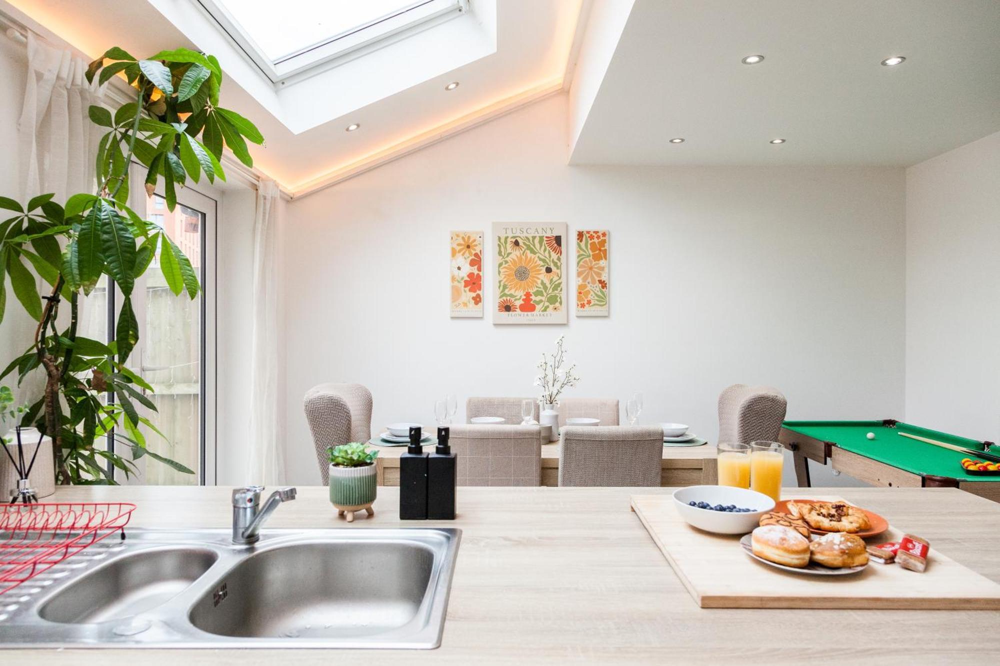 Holiday home Luxe Stays-sleeps 9-hot Tub-pool *