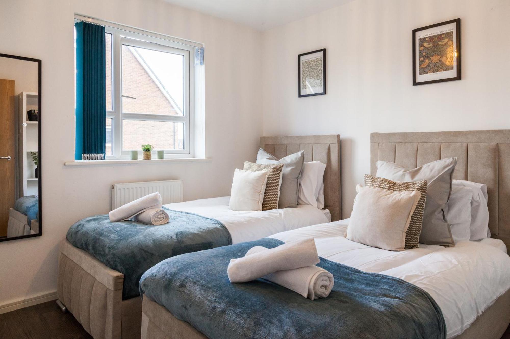 Luxe Stays-sleeps 9-hot Tub-pool Holiday home Manchester