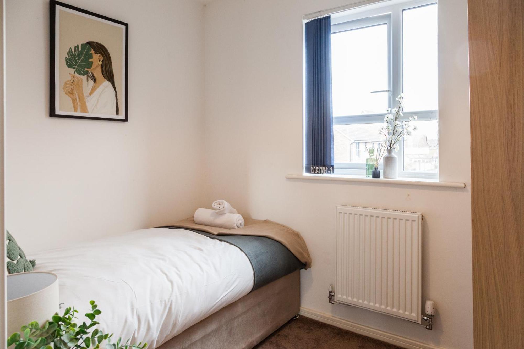 Luxe Stays-sleeps 9-hot Tub-pool Holiday home *