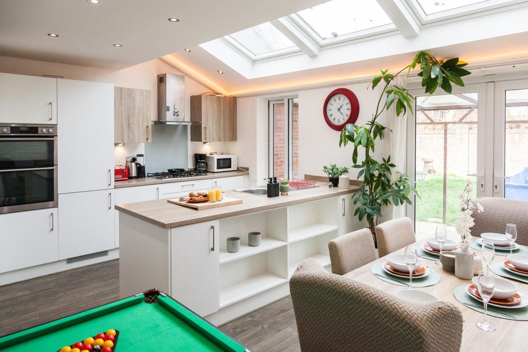 Holiday home Luxe Stays-sleeps 9-hot Tub-pool *