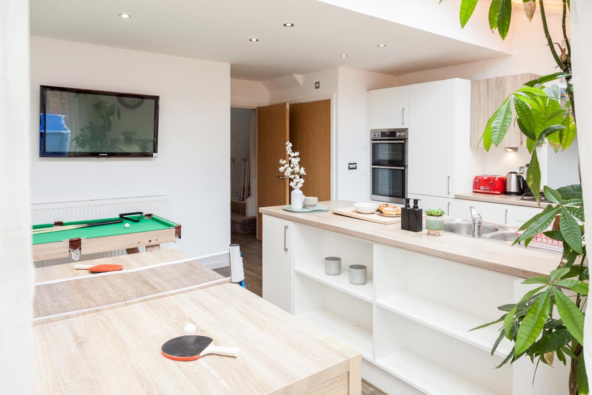 Holiday home Luxe Stays-sleeps 9-hot Tub-pool *