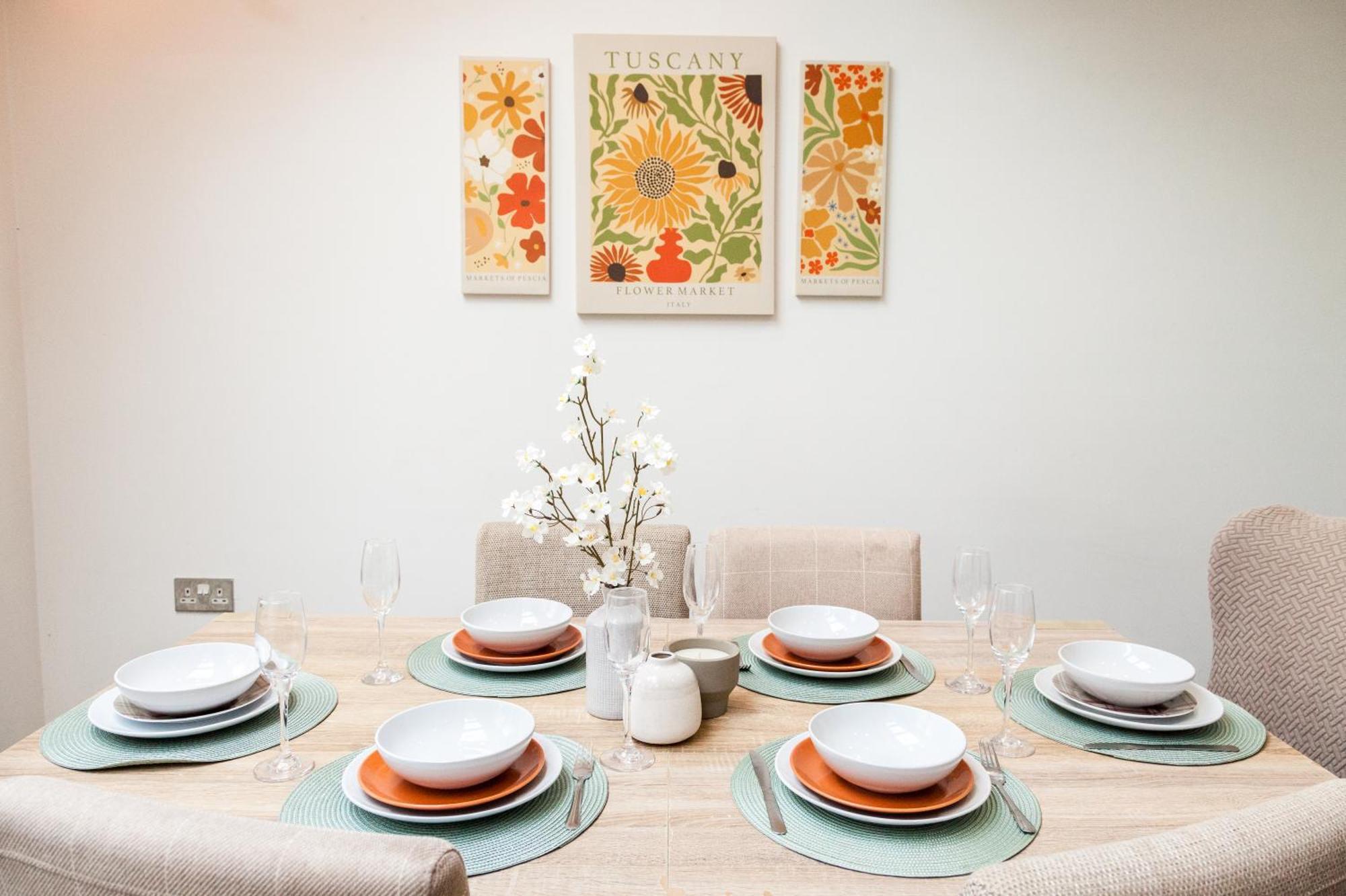 Luxe Stays-sleeps 9-hot Tub-pool Holiday home Manchester