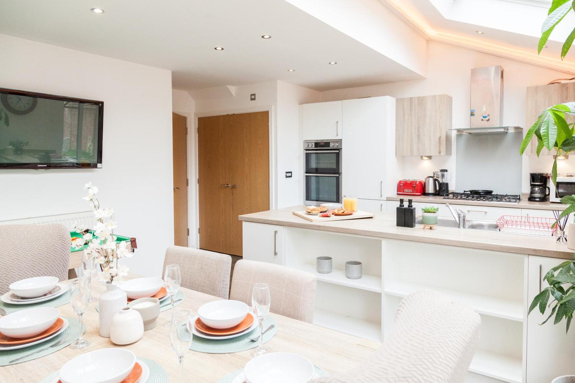 Luxe Stays-sleeps 9-hot Tub-pool Holiday home Manchester