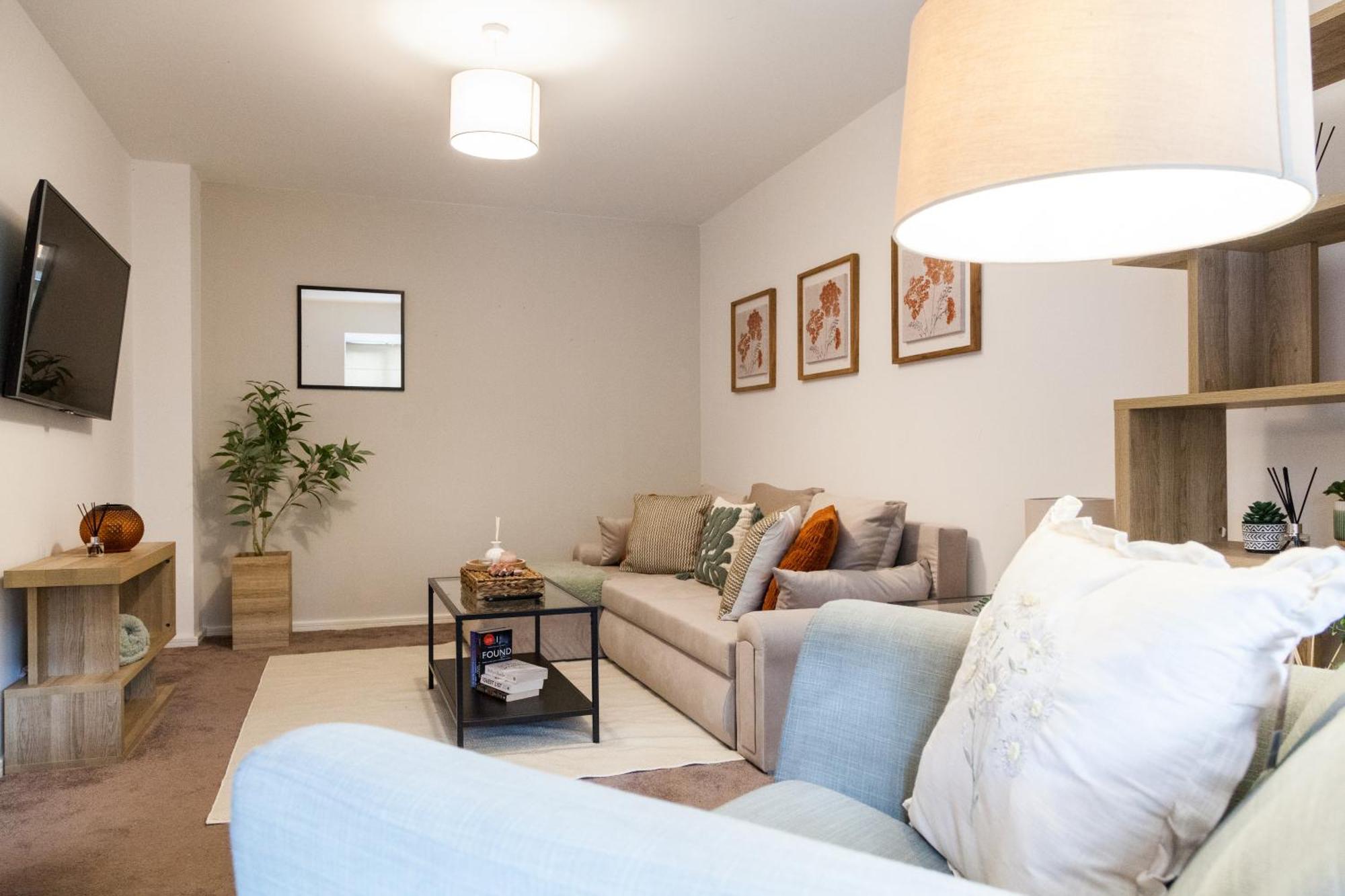 Luxe Stays-sleeps 9-hot Tub-pool * Manchester