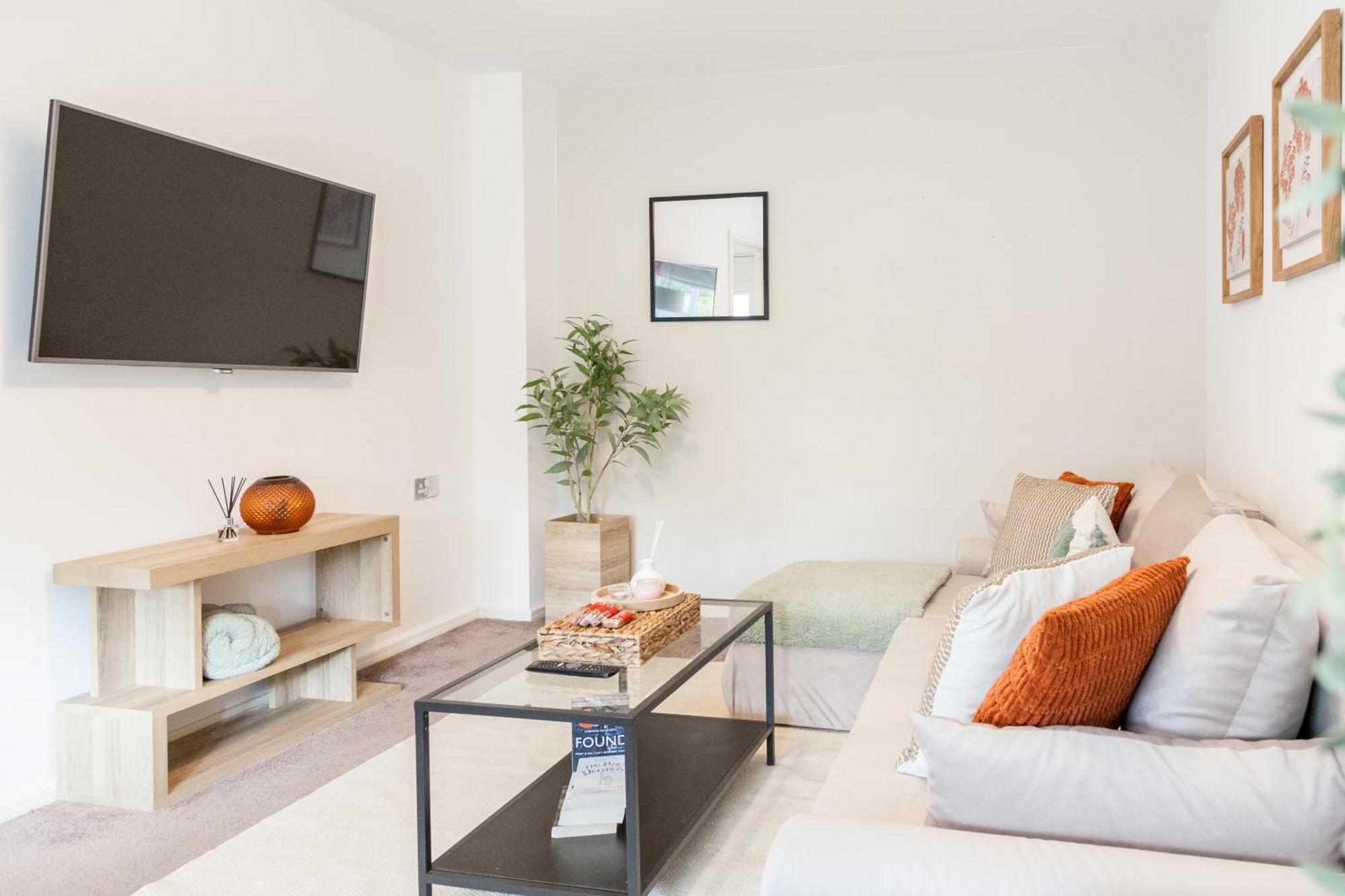 Holiday home Luxe Stays-sleeps 9-hot Tub-pool Manchester