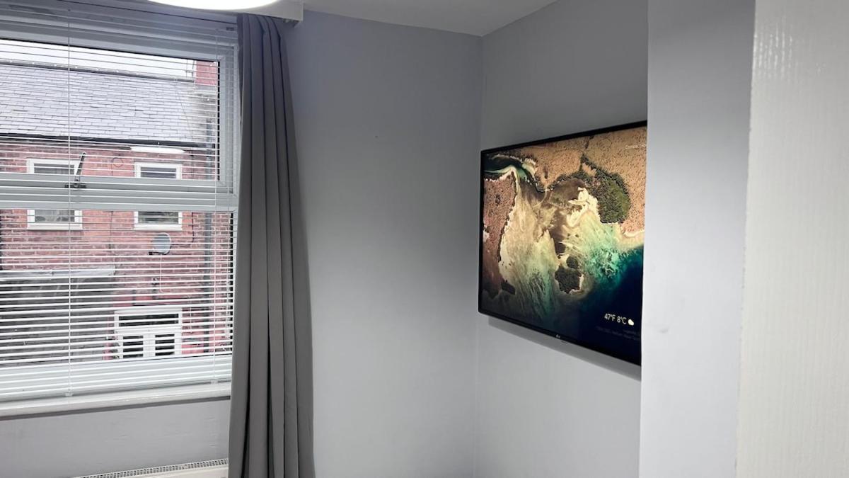 Luxury Spacious 4 Bedroom House - Free Parking - 5 Mins From Centre Apartment *
