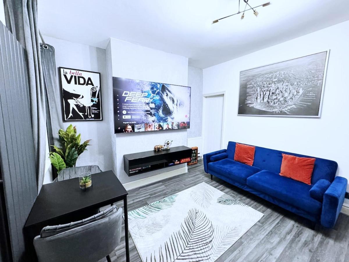 Luxury Spacious 4 Bedroom House - Free Parking - 5 Mins From Centre *