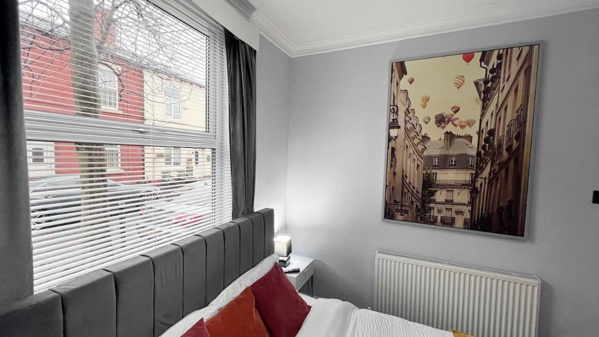 Luxury Spacious 4 Bedroom House - Free Parking - 5 Mins From Centre Apartment