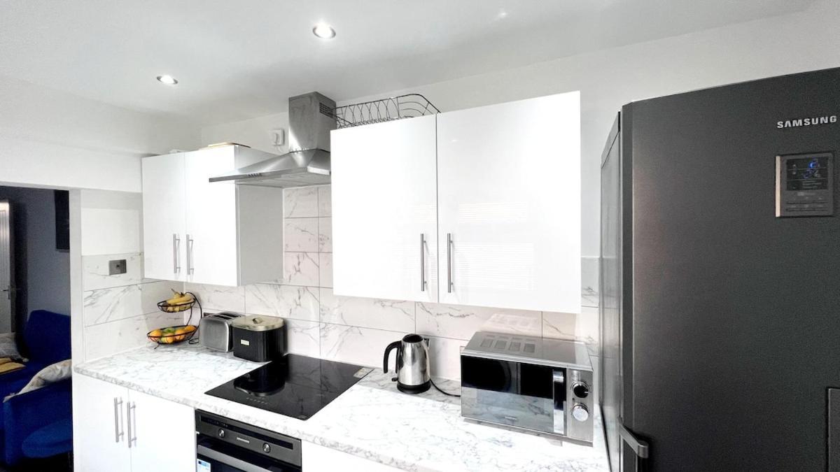 Apartment Luxury Spacious 4 Bedroom House - Free Parking - 5 Mins From Centre