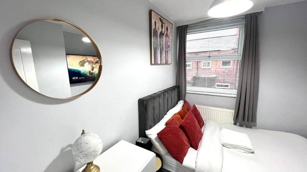 Luxury Spacious 4 Bedroom House - Free Parking - 5 Mins From Centre Apartment *