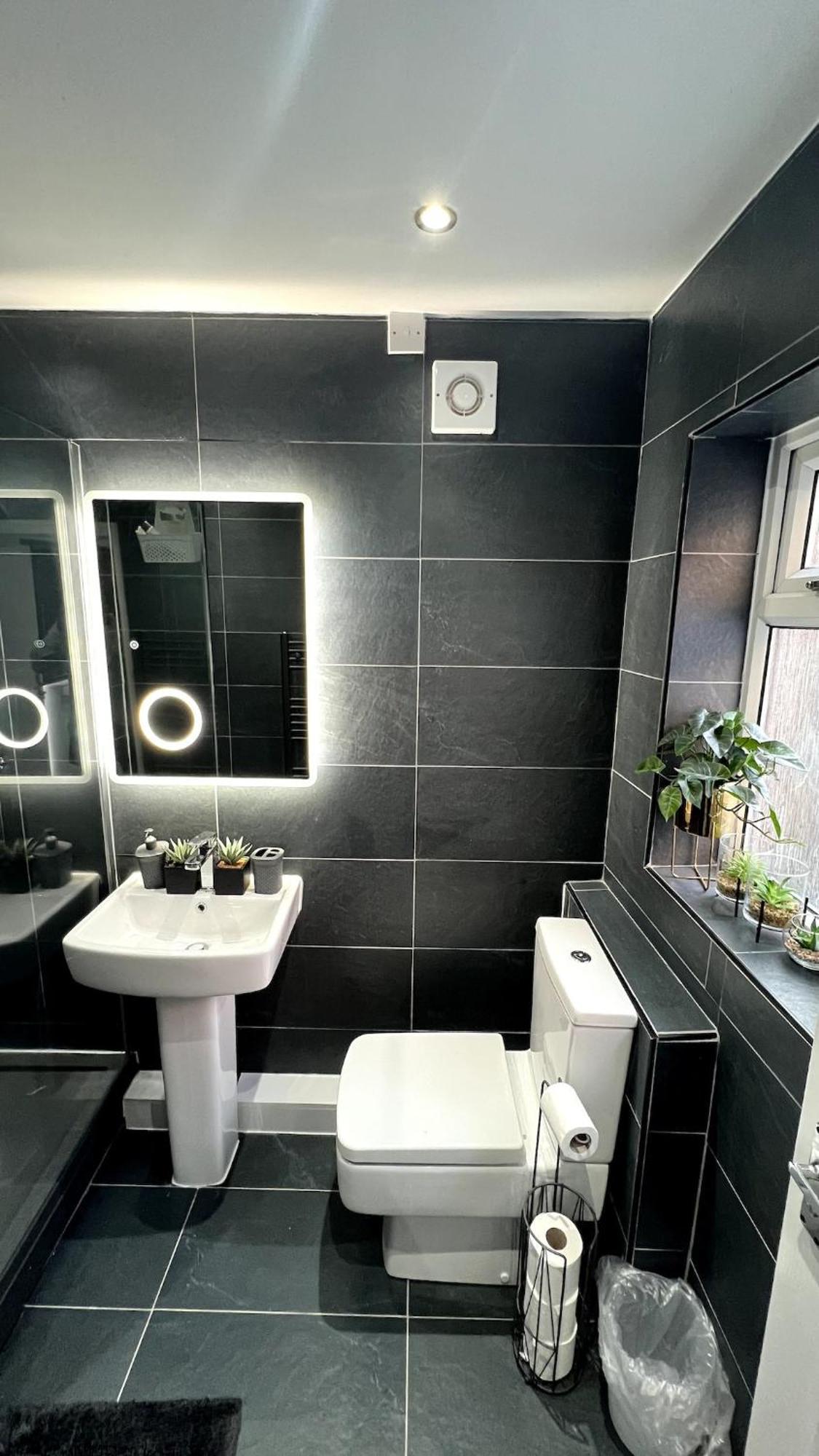 Luxury Spacious 4 Bedroom House - Free Parking - 5 Mins From Centre * Manchester