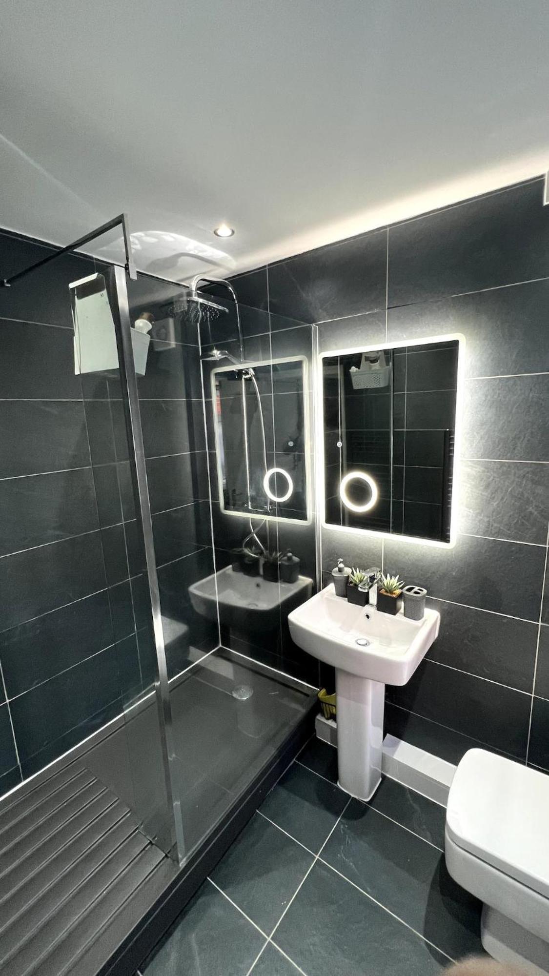 Luxury Spacious 4 Bedroom House - Free Parking - 5 Mins From Centre *