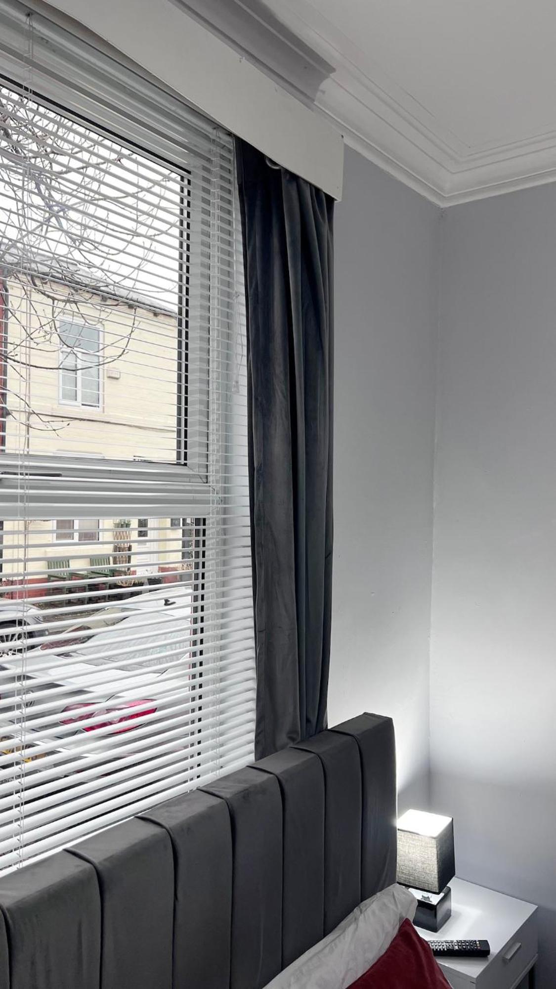 Luxury Spacious 4 Bedroom House - Free Parking - 5 Mins From Centre Apartment *