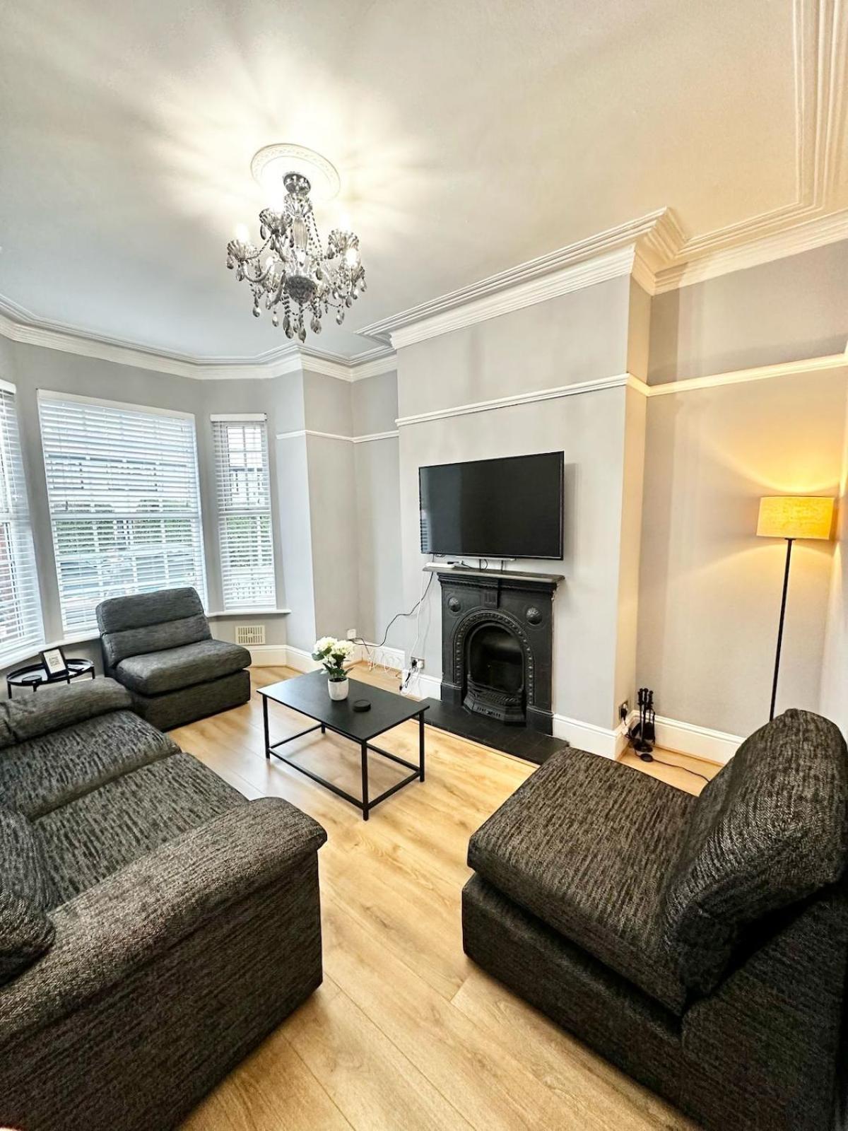 Luxury 5 Bed Salford Free Parking *