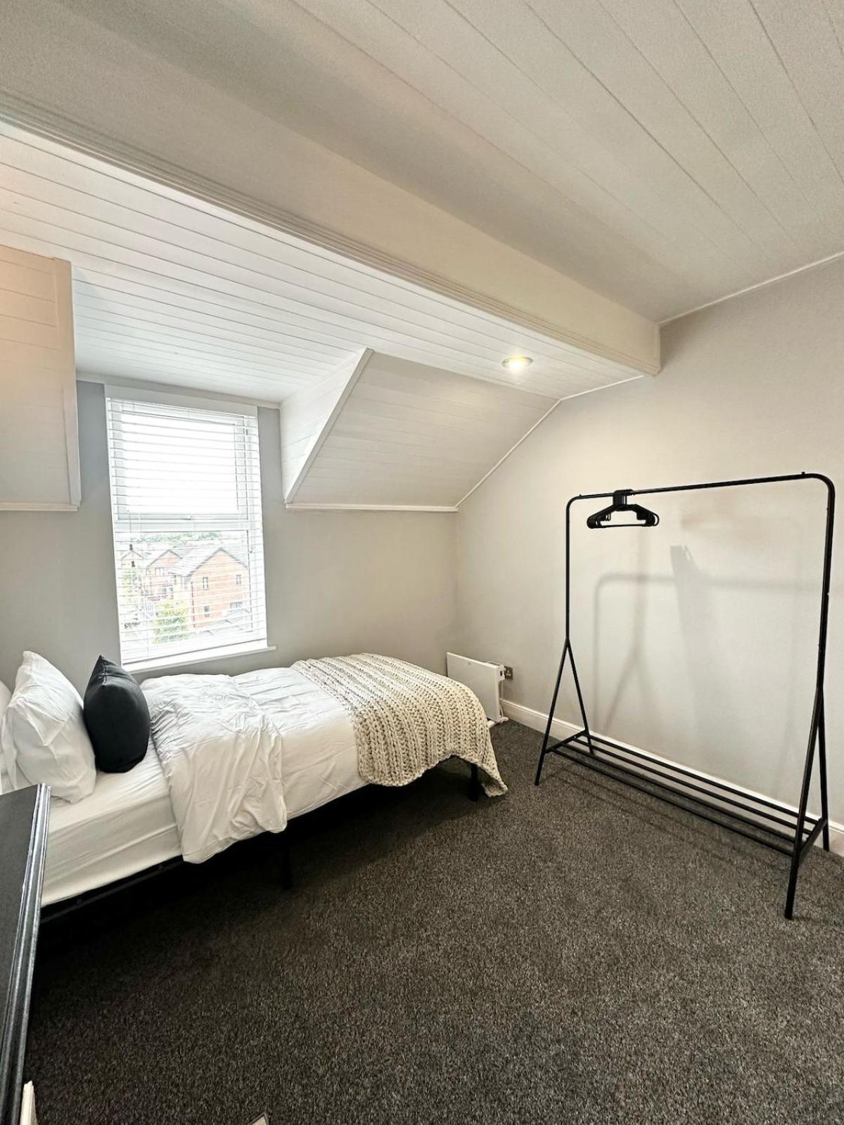 Luxury 5 Bed Salford Free Parking Manchester