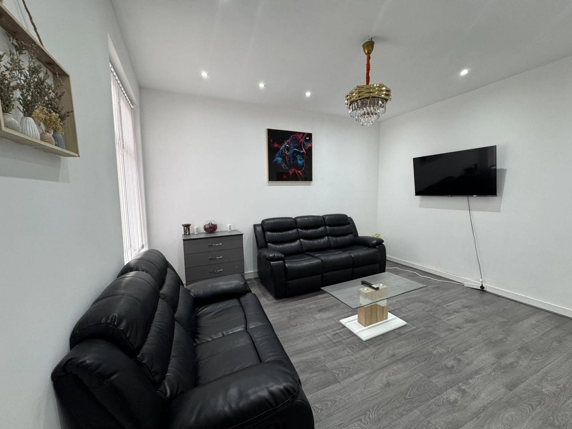Housesleeps9-patio-parking-familyok Holiday home