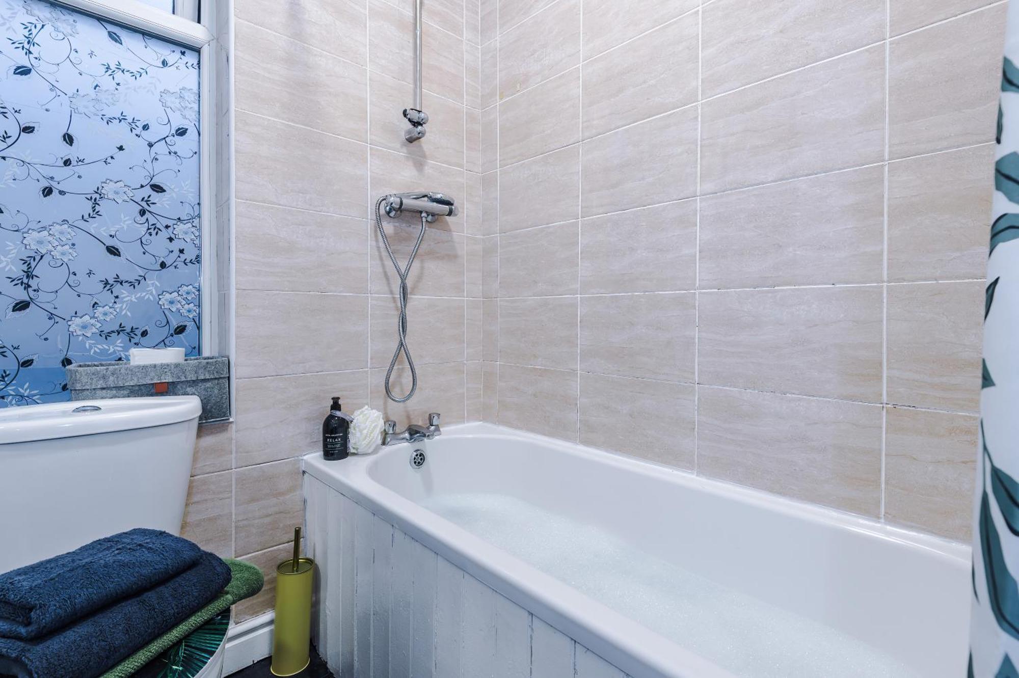 Free Parking, Games Room, Sleeps 7, Holiday home Manchester