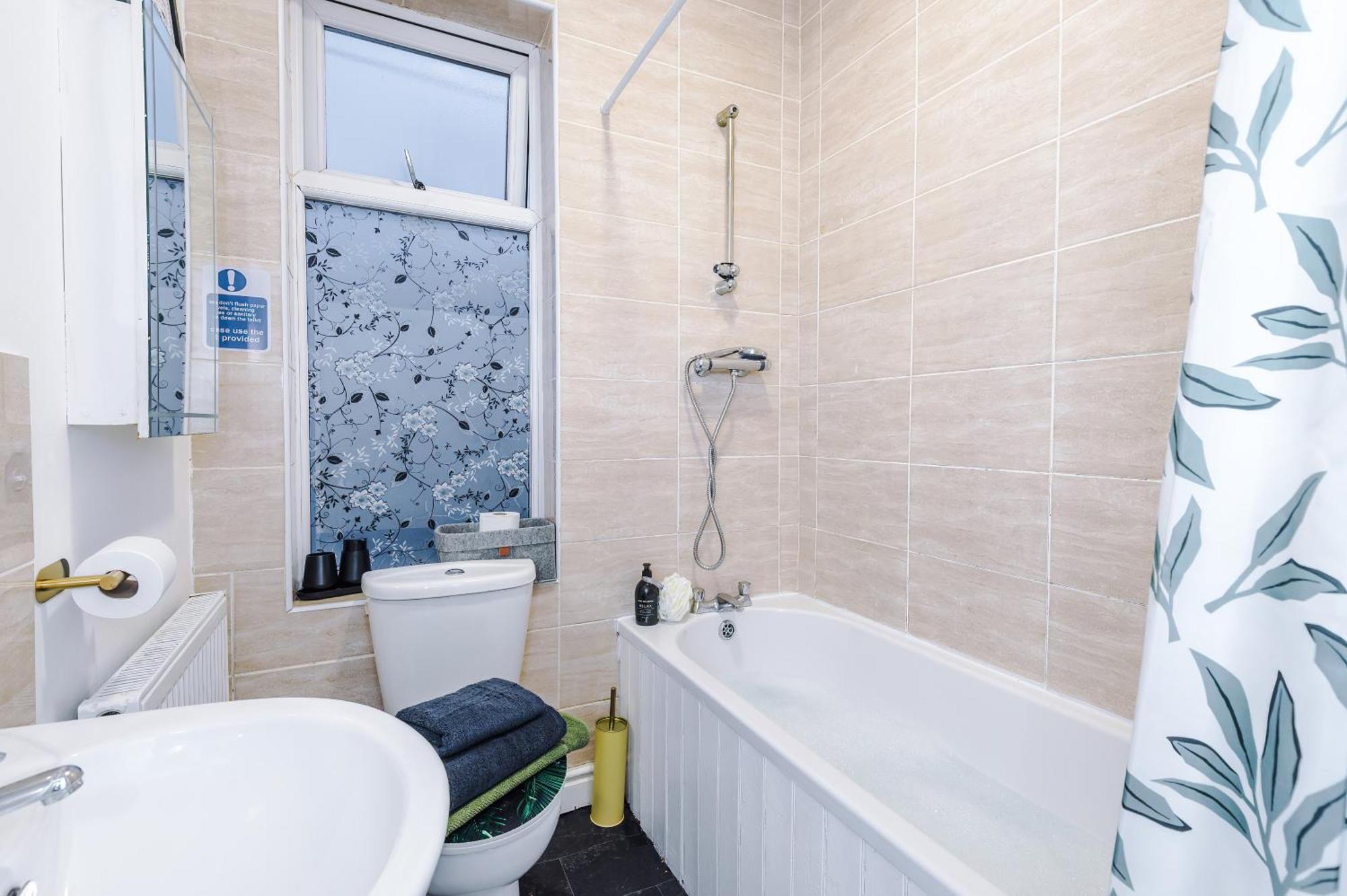 Holiday home Free Parking, Games Room, Sleeps 7, Manchester
