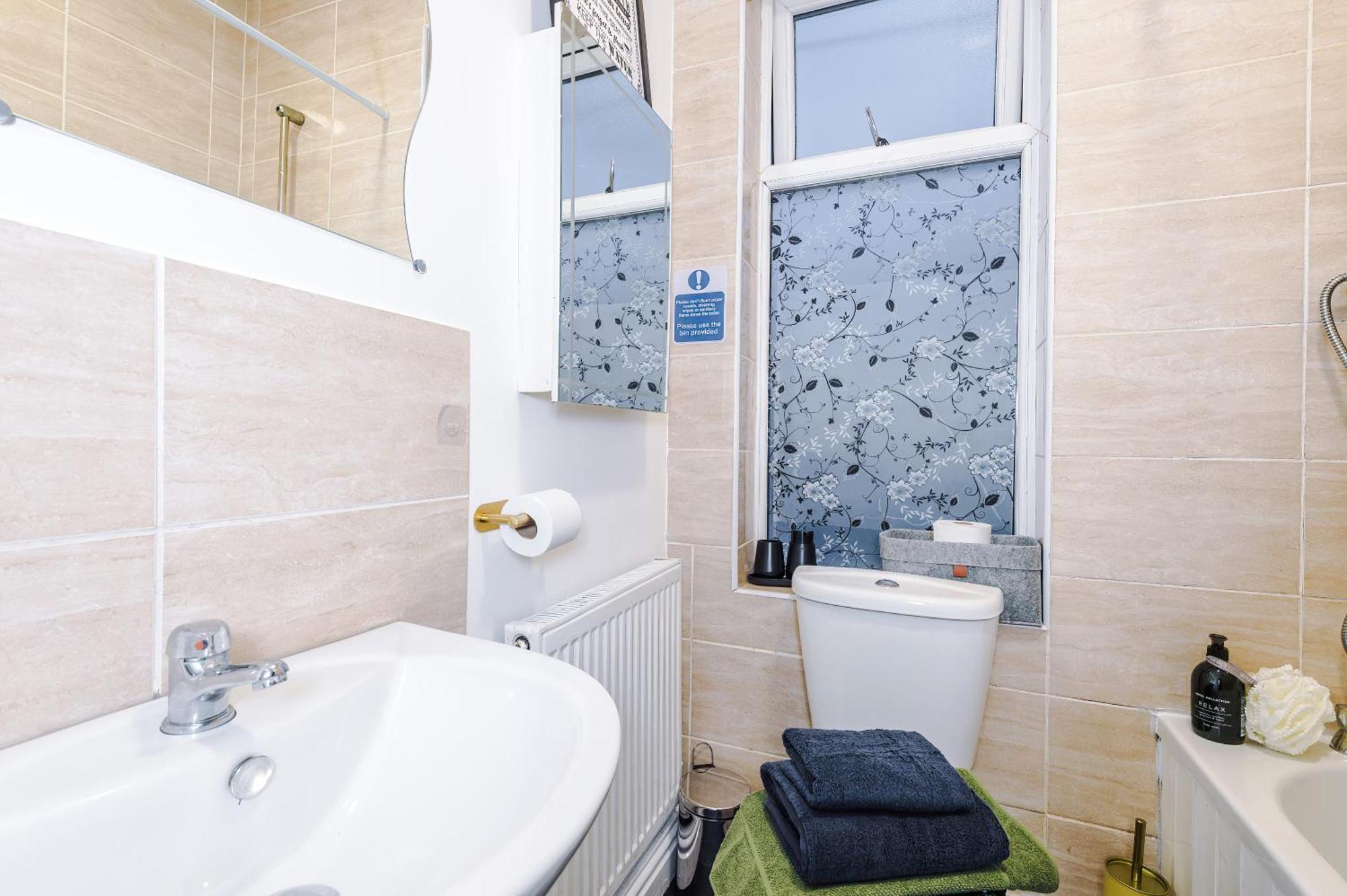 Free Parking, Games Room, Sleeps 7, Holiday home *