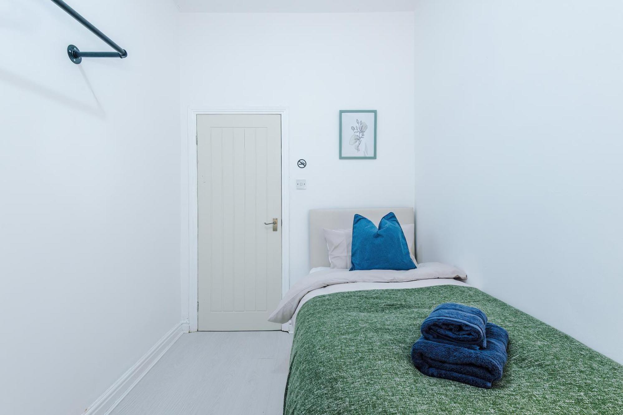 Holiday home Free Parking, Games Room, Sleeps 7, *