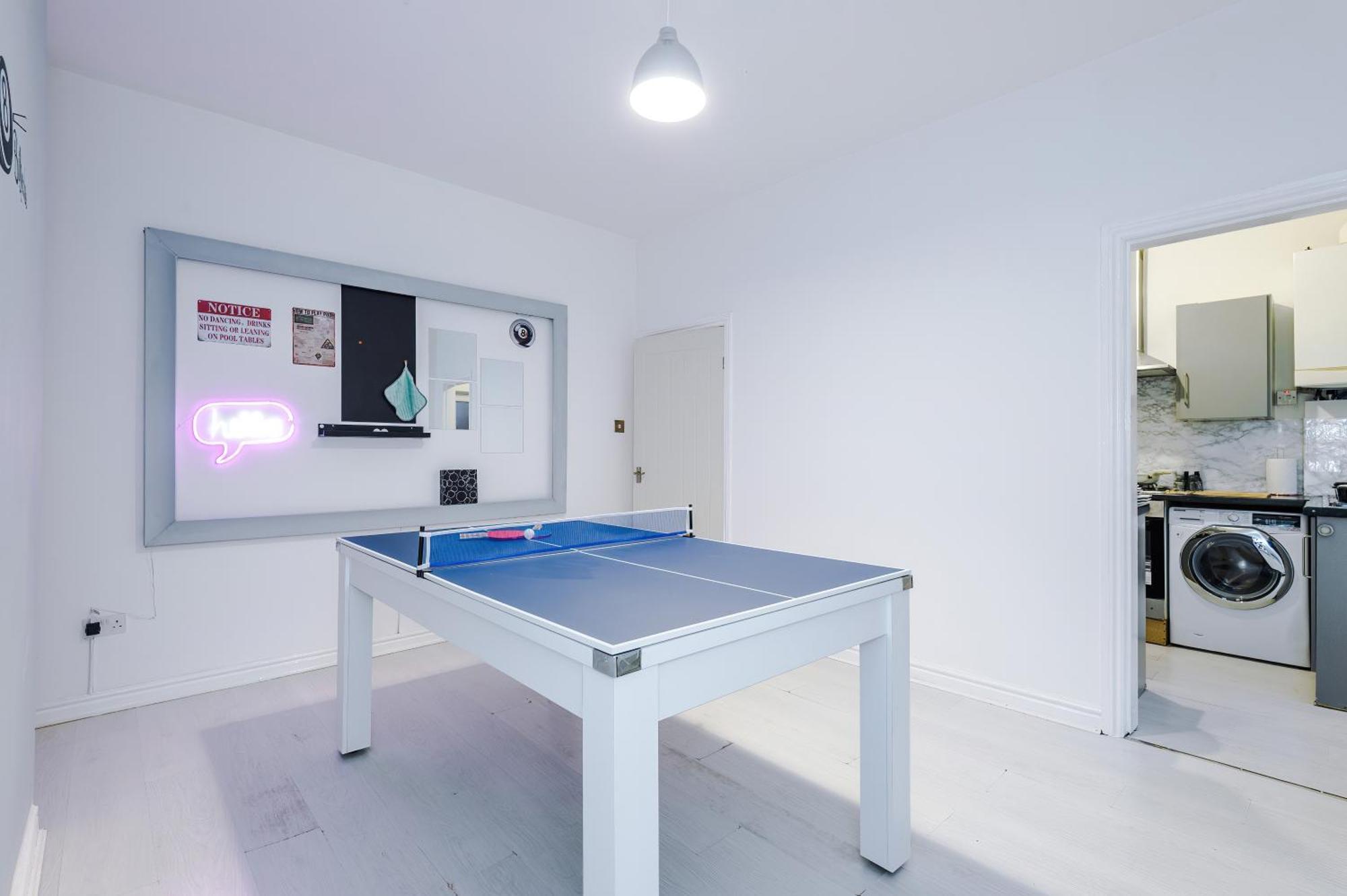 Free Parking, Games Room, Sleeps 7, Holiday home *