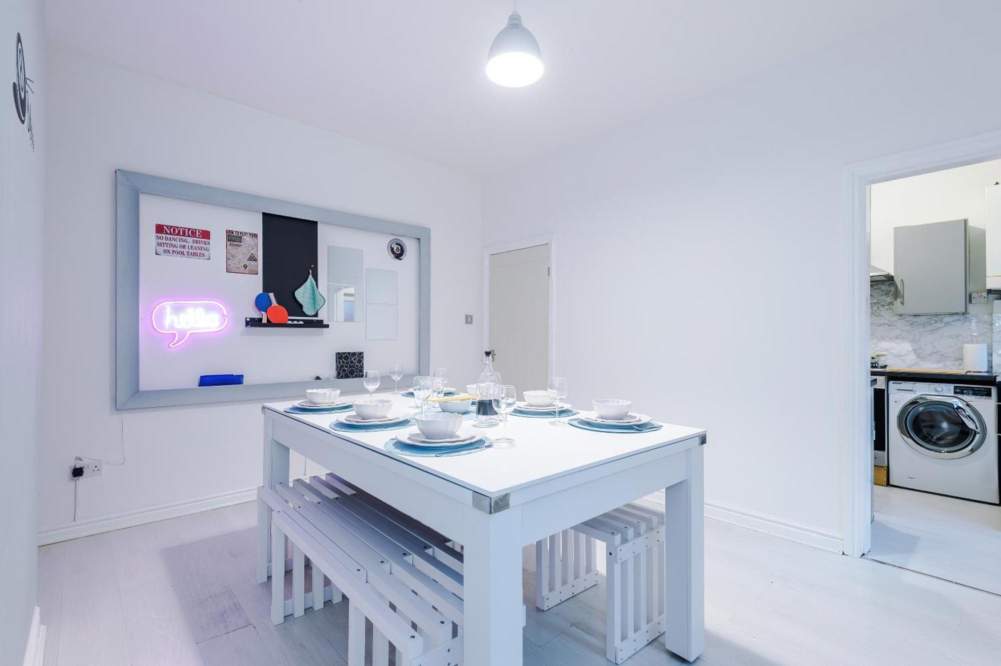 Holiday home Free Parking, Games Room, Sleeps 7, Manchester