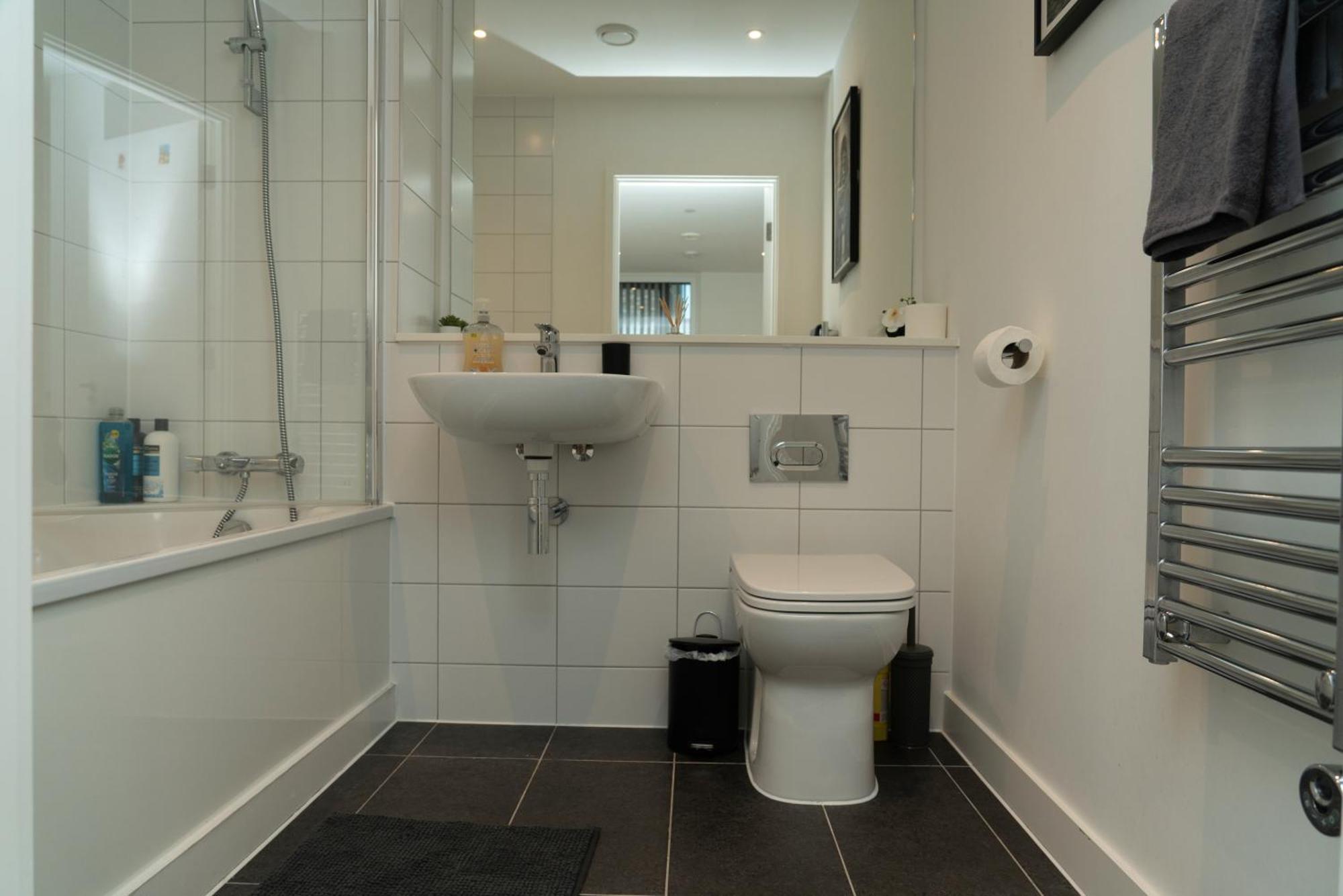 Modern 2 Bed Old Trafford With 2 Bathrooms And Workspaces - Mediacityuk, Trafford Centre
