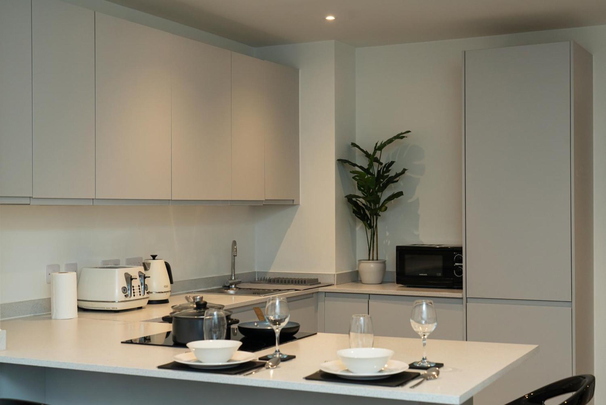 Modern 2 Bed Old Trafford With 2 Bathrooms And Workspaces - Mediacityuk, Trafford Centre Apartment