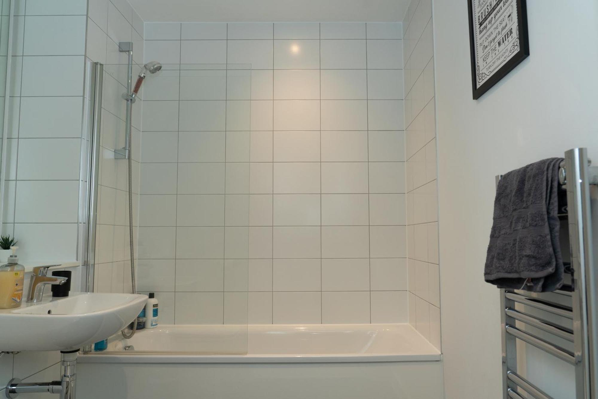 Modern 2 Bed Old Trafford With 2 Bathrooms And Workspaces - Mediacityuk, Trafford Centre Apartment Manchester