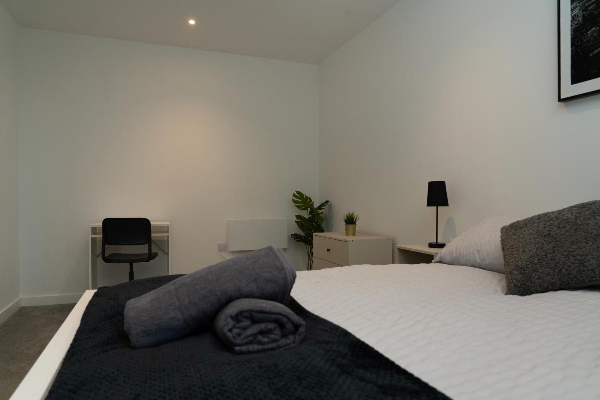 Modern 2 Bed Old Trafford With 2 Bathrooms And Workspaces - Mediacityuk, Trafford Centre * Manchester