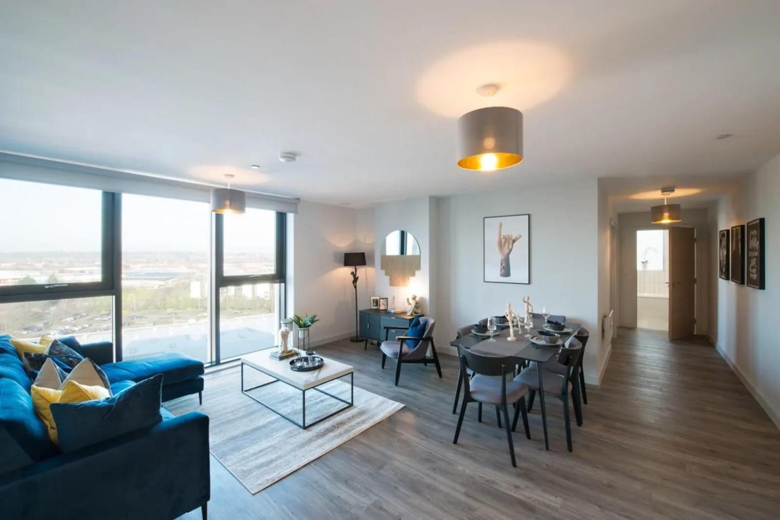 Chic And Spacious In The Heart Of Salford Apartment *