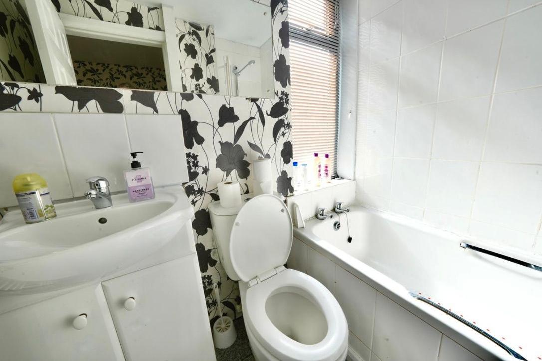 Three Bedroom House By Brookland Serviced Short Lets With Free Wifi Holiday home Manchester