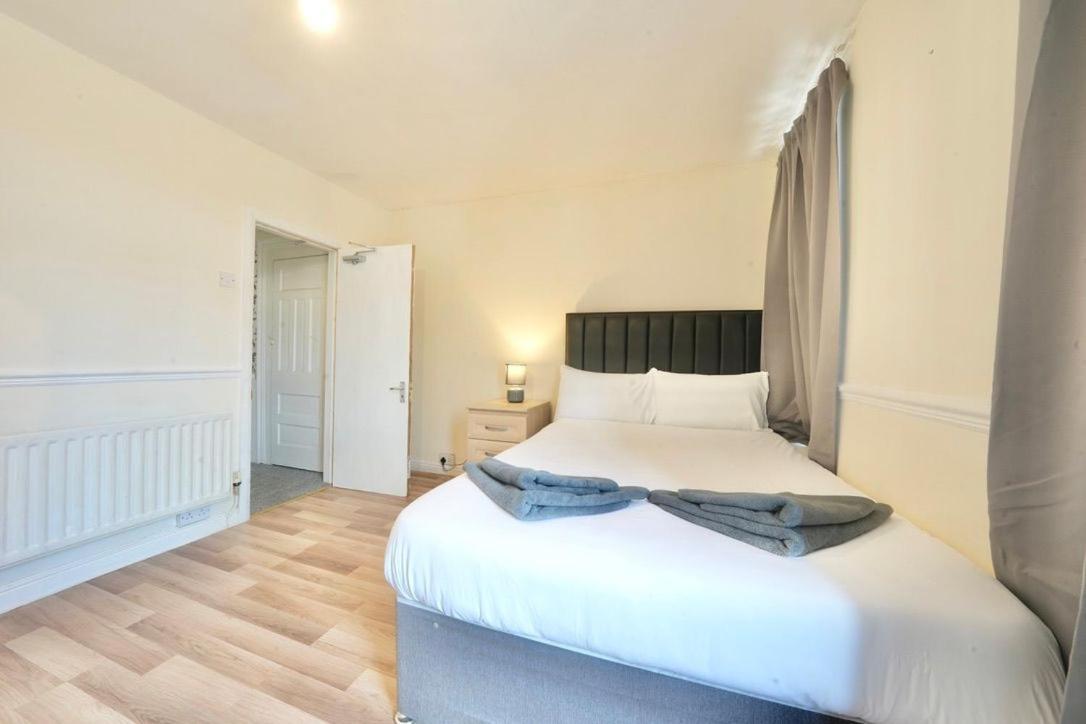 Holiday home Three Bedroom House By Brookland Serviced Short Lets With Free Wifi Manchester