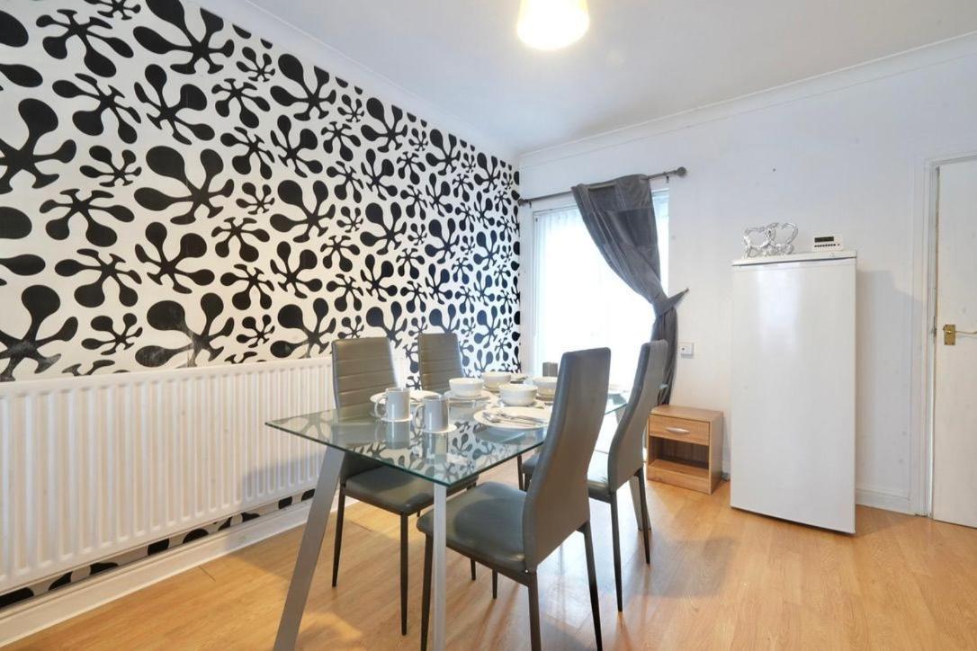 Holiday home Three Bedroom House By Brookland Serviced Short Lets With Free Wifi Manchester