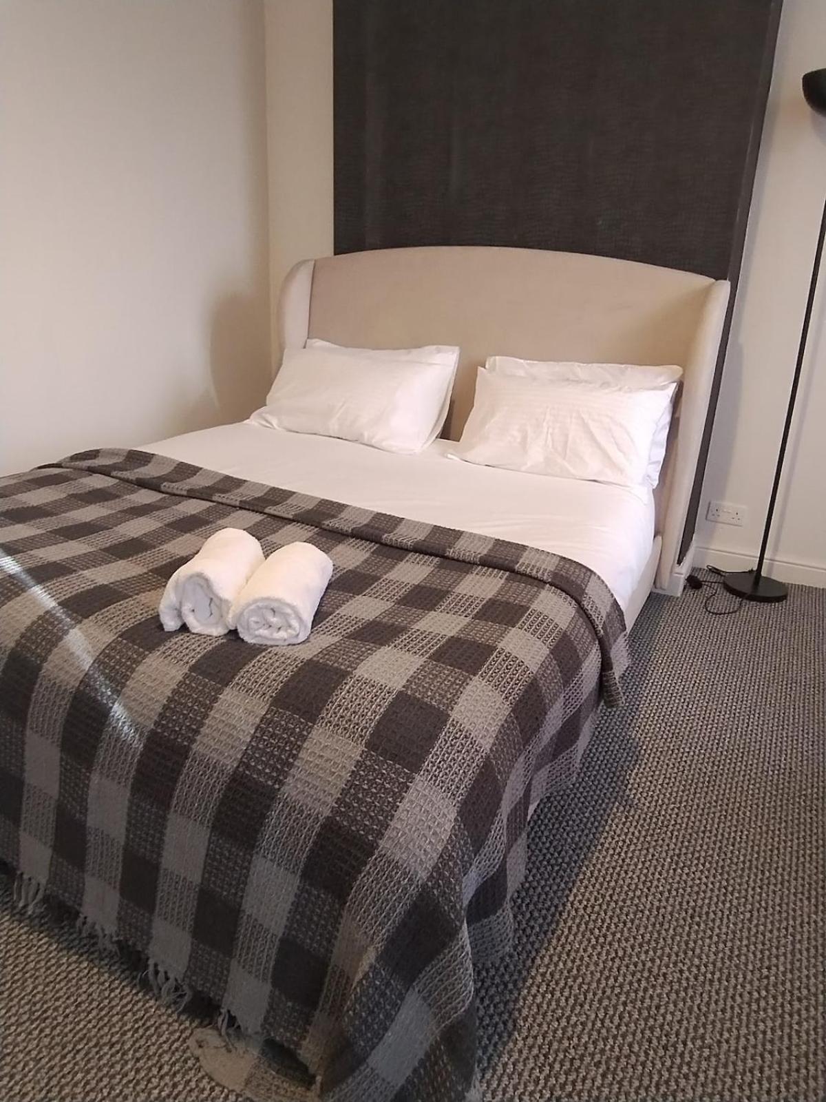 Holiday home 3br Sleeps 10 Walk To Alex Park Manchester