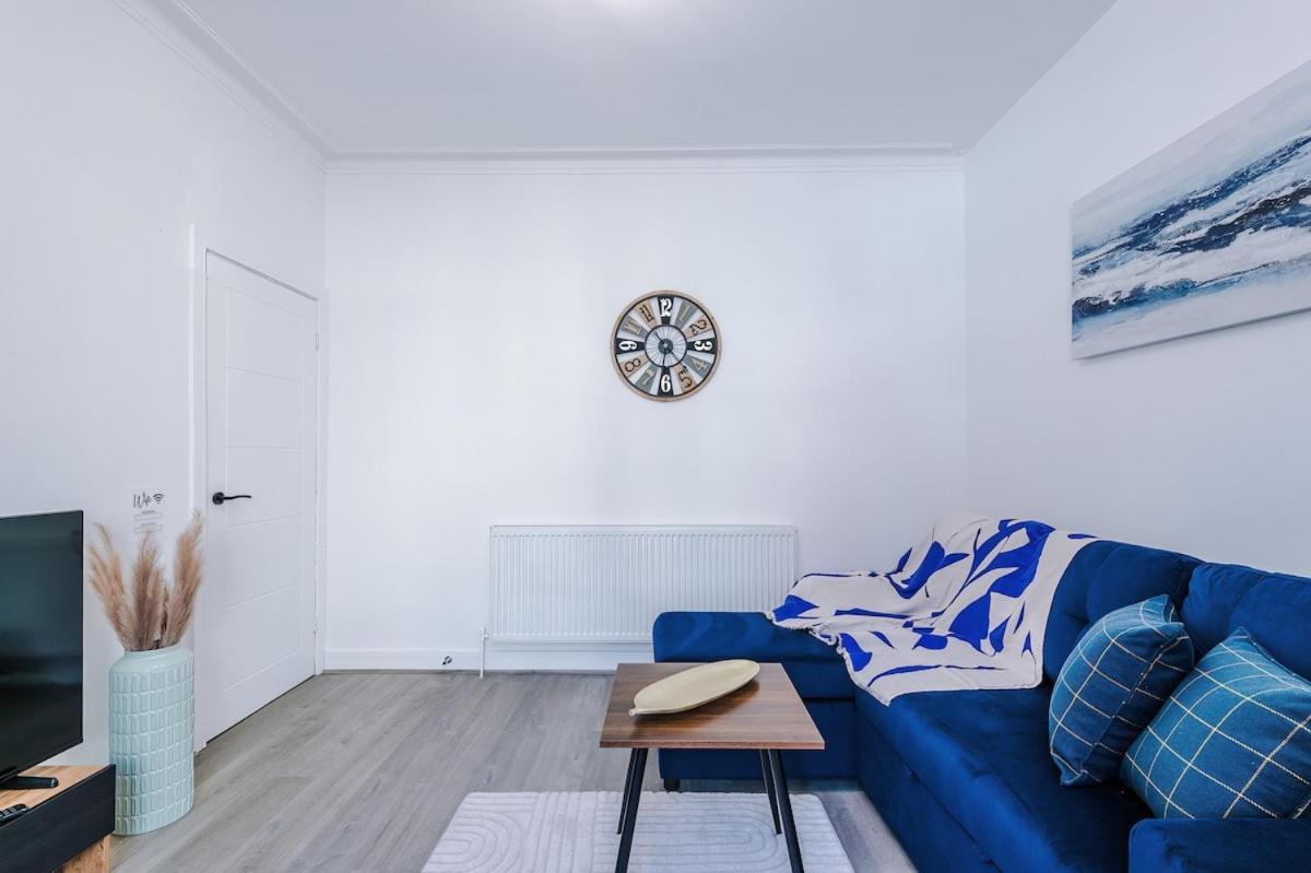 Game Room, Free Parking, Spacious 4 Bedroom Home In Salford *