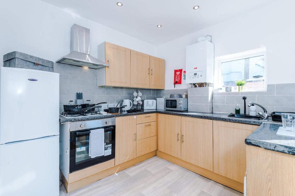 Game Room, Free Parking, Spacious 4 Bedroom In Salford * Manchester