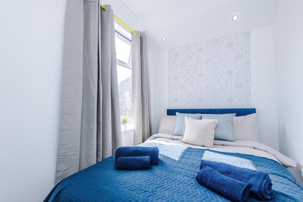 Apartment Game Room, Free Parking, Spacious 4 Bedroom In Salford