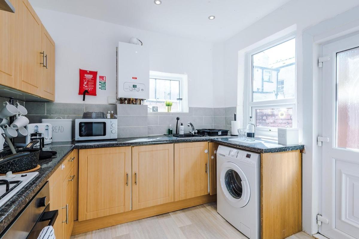 Game Room, Free Parking, Spacious 4 Bedroom In Salford Manchester