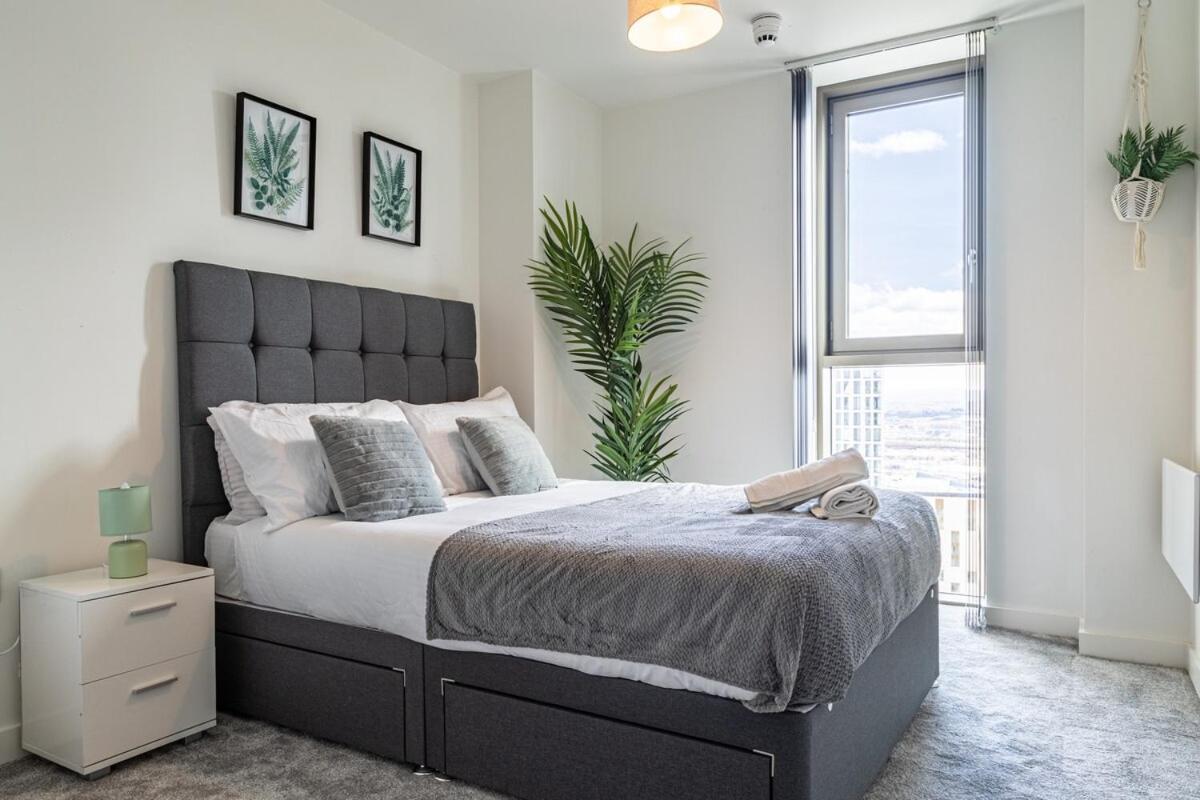 Apartment Centre,picadilly , Skyline View