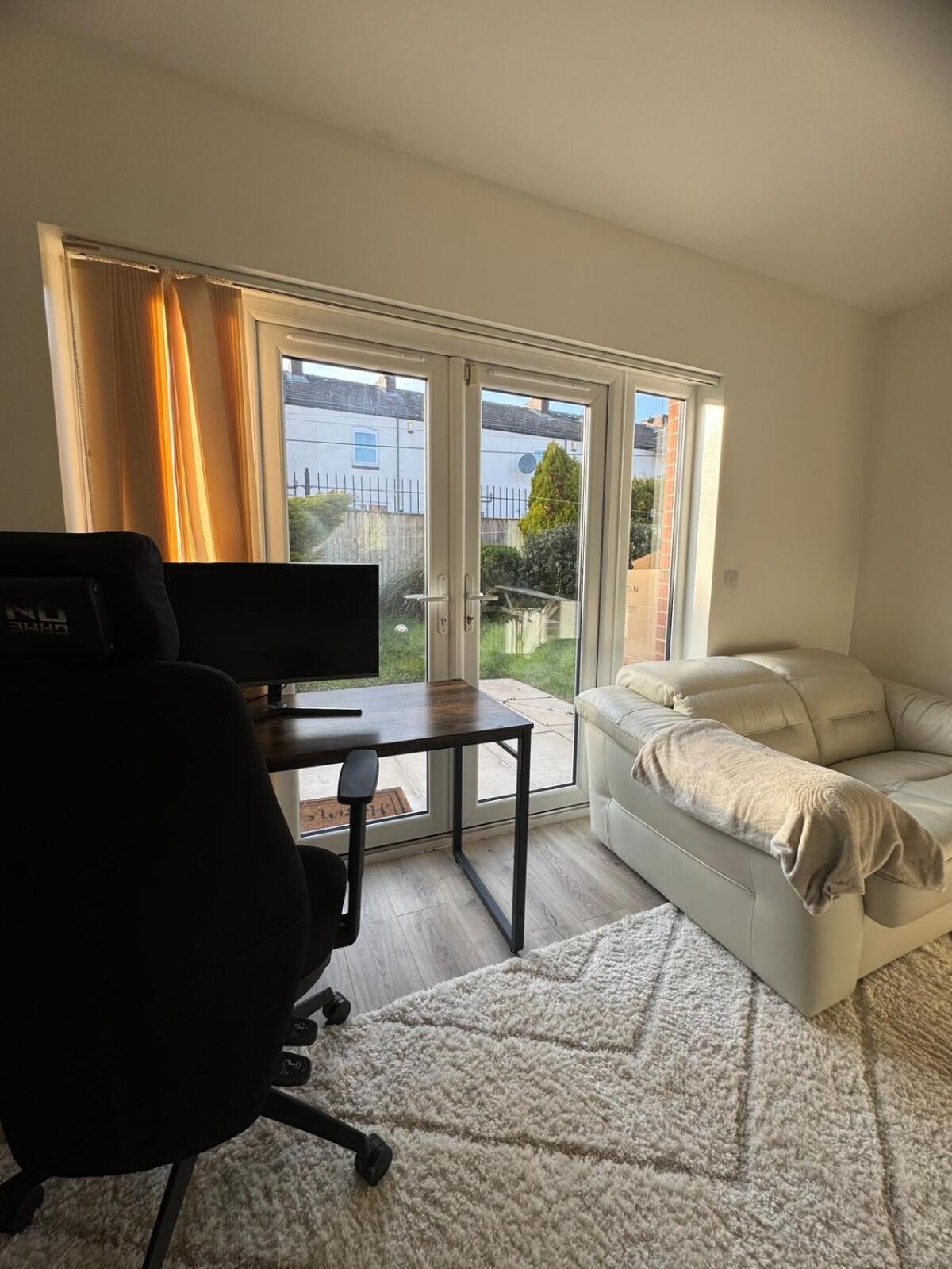 Appartement Large 3 Bed House Near Etihad And Coop Live