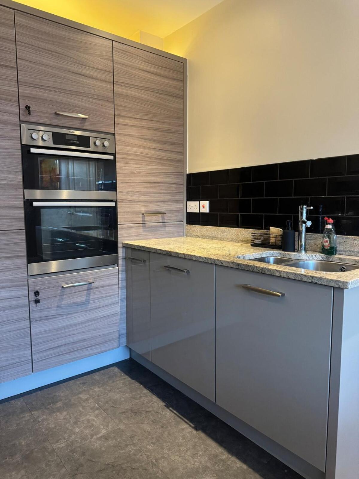 Large 3 Bed House Near Etihad And Coop Live Appartement *