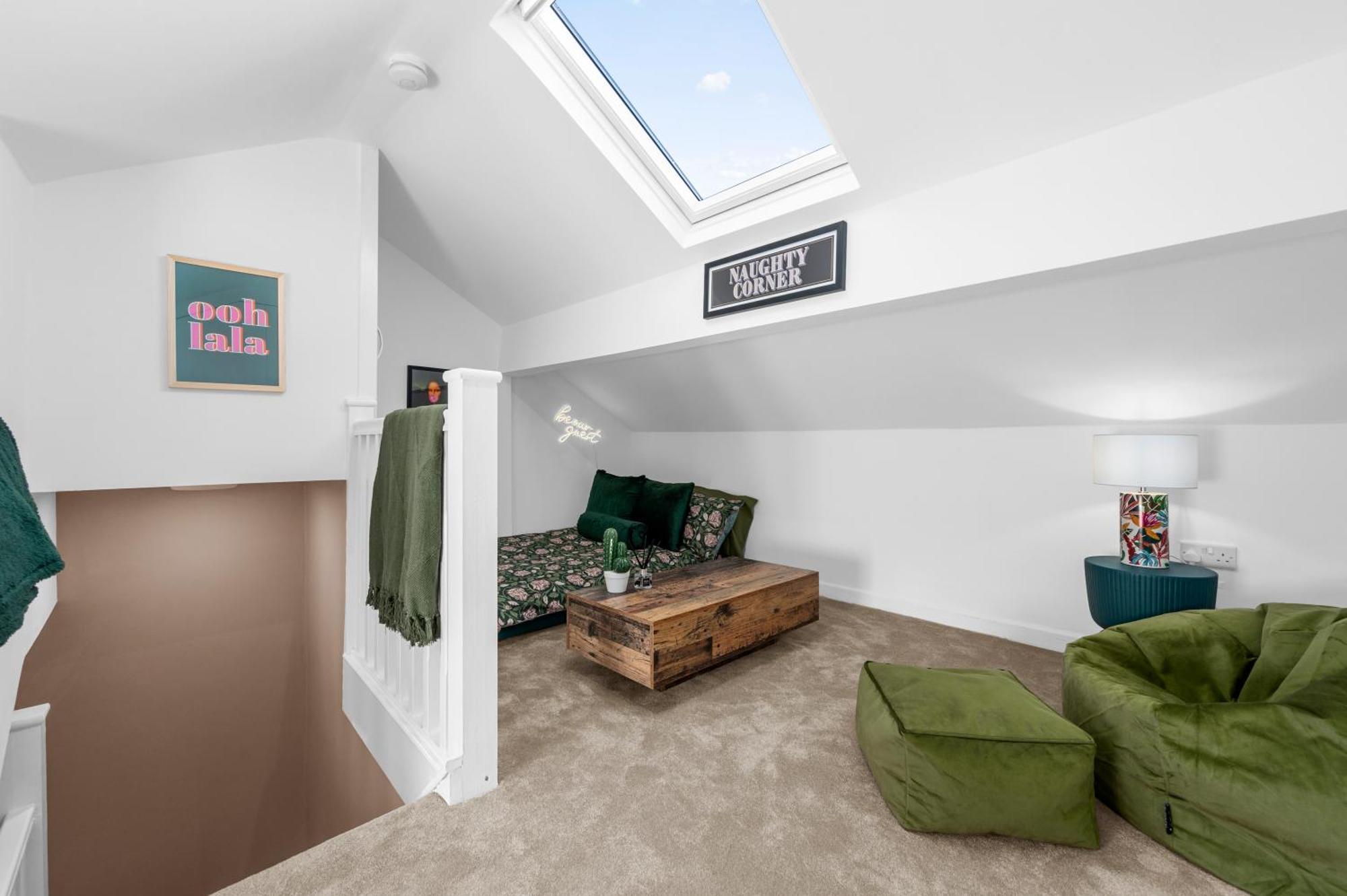 New Listing - Stunning Prestwich Retreat - Sleeps 7