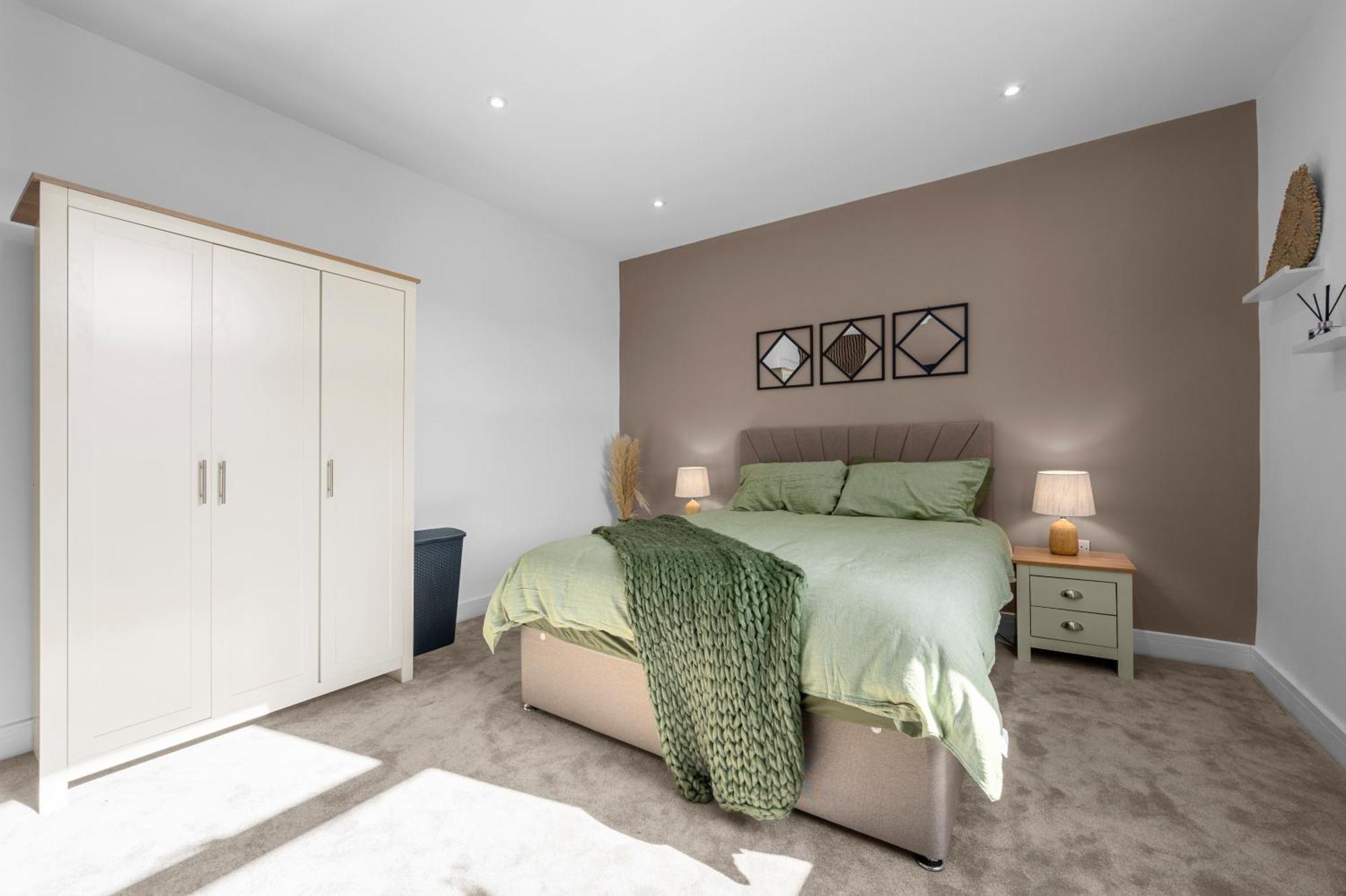 New Listing - Stunning Prestwich Retreat - Sleeps 7 Holiday home Manchester
